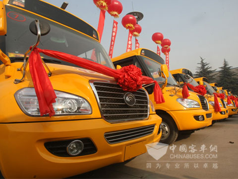 二十臺(tái)宇通專(zhuān)用校車(chē)整裝待發(fā)