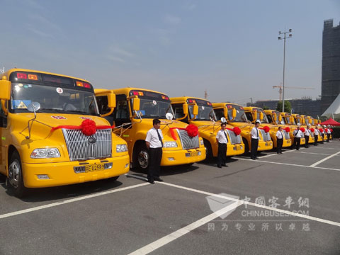現(xiàn)場啟用的宇通大鼻子專用校車