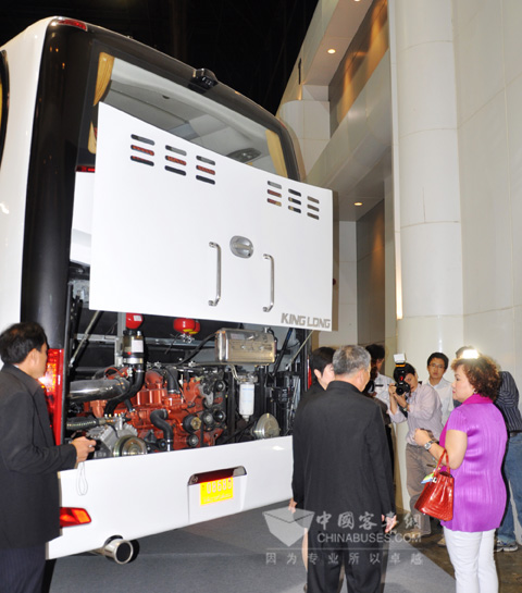 泰國(guó)用戶在大金龍展臺(tái)現(xiàn)場(chǎng)看車