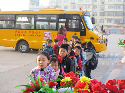 海格“大鼻子”校車把學(xué)生安全送達