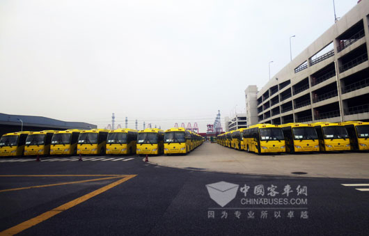 446臺9米申龍校車?？吭谏虾Ｆ謻|新區海通新汽車碼頭廣場上整裝待發