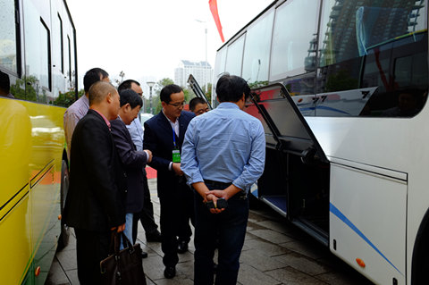 與會(huì)代表參觀安凱新能源客車