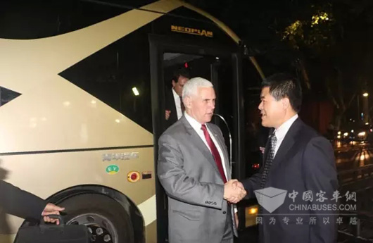 青年制造市場總監方俊向邁克州長介紹“未來之星”的性能