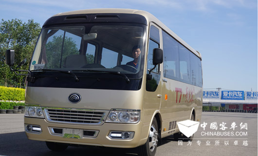 1、宇通T7車身圓潤飽滿，彰顯優雅穩重。