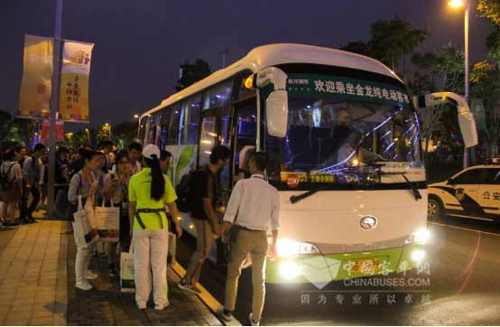 閉幕式后媒體記者乘車返回酒店