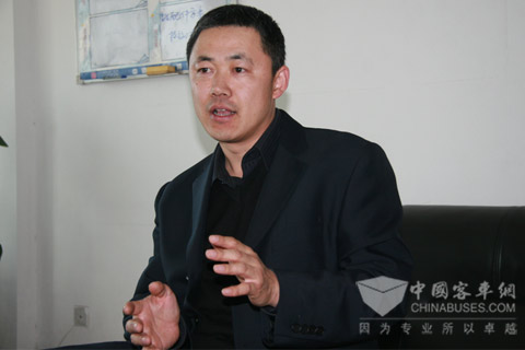 中通客車(chē)營(yíng)銷(xiāo)總公司副總經(jīng)理由天軍接受客車(chē)網(wǎng)記者采訪