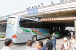 客車“身高”超限高  被卡立交橋4小時