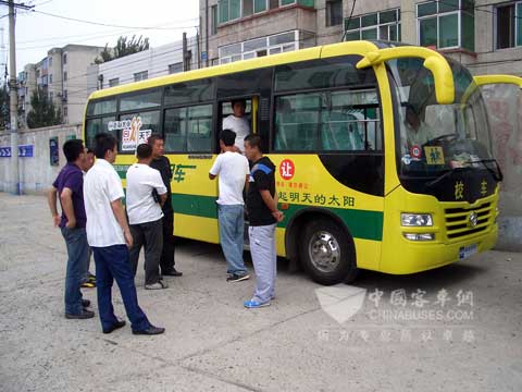 個體車主參觀黃海新款車型