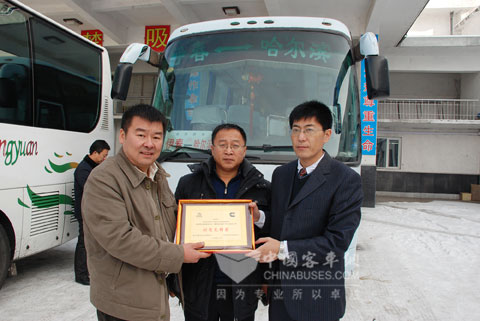 大金龍和康明斯聯(lián)合向車主韓曉輝頒發(fā)“耐用先鋒獎(jiǎng)”