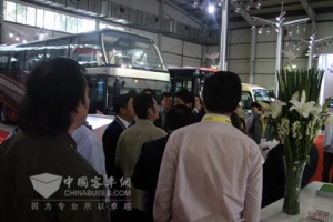 國家相關部門領導與金旅客車