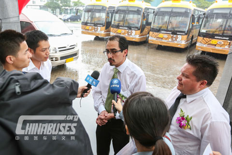 Fabian Siñani議會議長接受媒體采訪