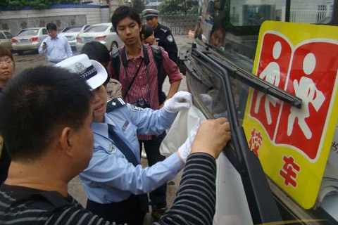 長沙：未貼新版校車專用標志的車不能上路