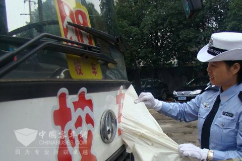 呼和浩特：首批統一標識校車上路