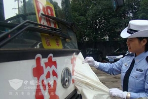 長沙：未貼新版校車專用標志的車不能上路
