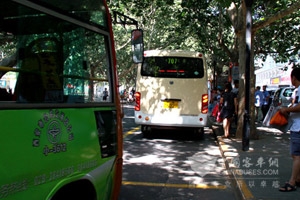 西安：公交車須進專用停車區上下客