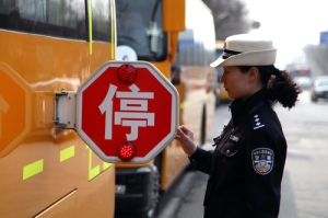 國家相關(guān)部委發(fā)文要求按標(biāo)準(zhǔn)購校車