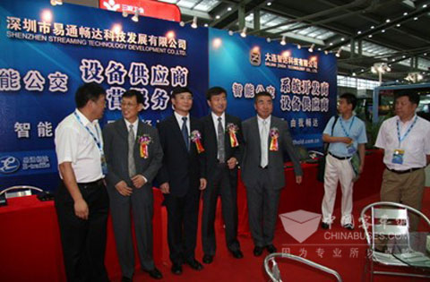 圖為李剛司長、張延華副司長、姚明德會長、王永立副會長等領導參觀展會