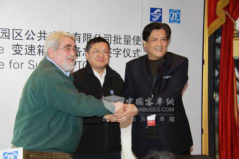 蘇州工業園區公共交通有限公司批量使用ZF AS Lite 變速箱合作備忘錄簽字儀式后合作雙方合影留念