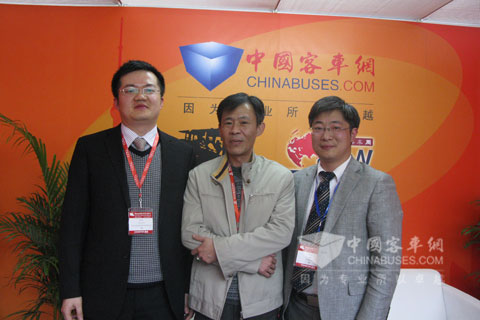 驛力執(zhí)行總經(jīng)理陳海明（左）董事長(zhǎng)陳江鋒（中）客車網(wǎng)總編輯吳永強(qiáng)